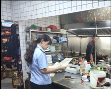 <b>加强食物平安监督工做</b>